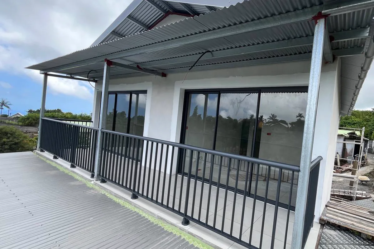 Garde-corps aluminium et baies coulissantes sur une terrasse couverte