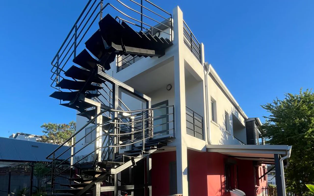 Escalier hélicoïdal et garde-corps aluminium sur une façade