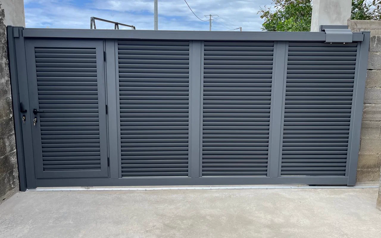 Portail coulissant aluminium anthracite motorisé avec portillon intégré
